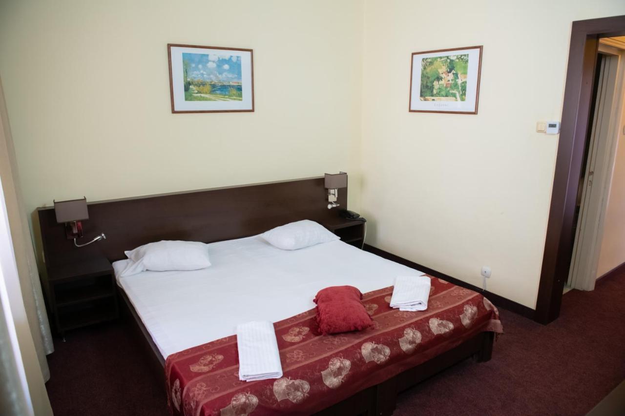 Hotel Panoramic รึมนิคูวัลเจีย ภายนอก รูปภาพ
