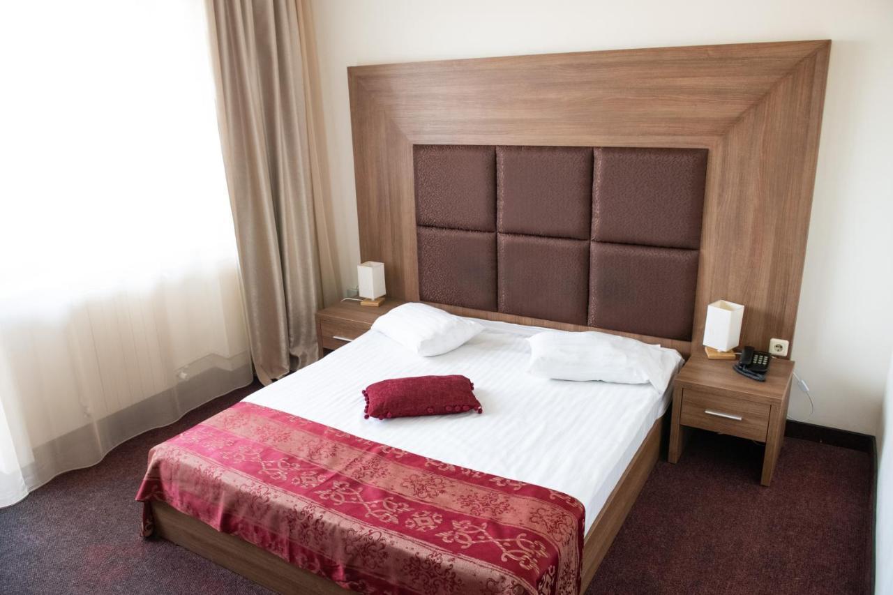 Hotel Panoramic รึมนิคูวัลเจีย ภายนอก รูปภาพ