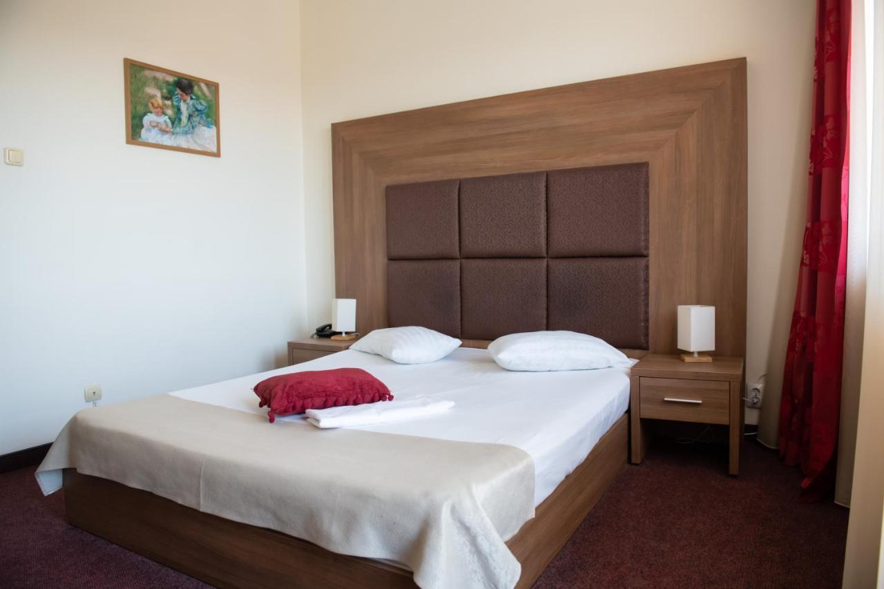 Hotel Panoramic รึมนิคูวัลเจีย ภายนอก รูปภาพ