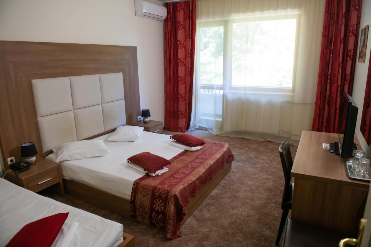 Hotel Panoramic รึมนิคูวัลเจีย ภายนอก รูปภาพ