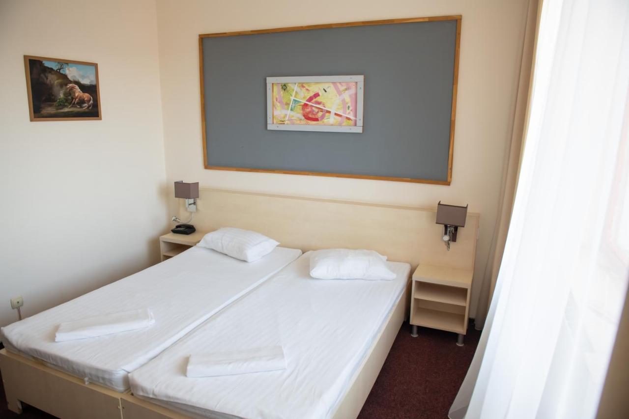 Hotel Panoramic รึมนิคูวัลเจีย ภายนอก รูปภาพ