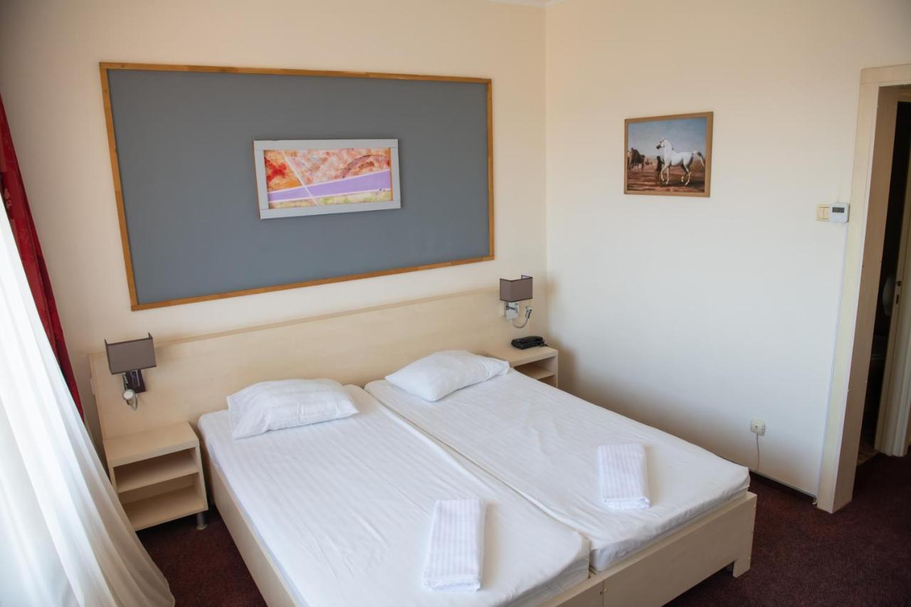 Hotel Panoramic รึมนิคูวัลเจีย ภายนอก รูปภาพ