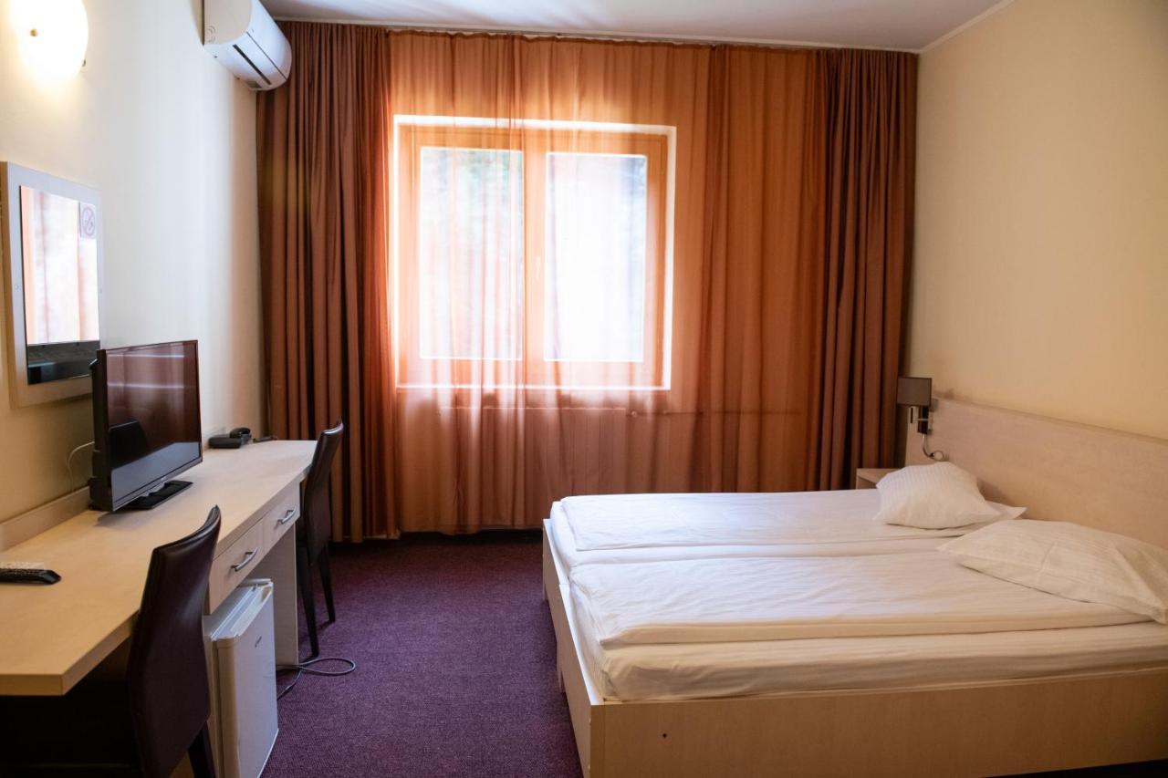 Hotel Panoramic รึมนิคูวัลเจีย ภายนอก รูปภาพ